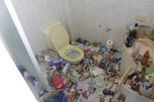 Hoarders House Cleanup | Toilet Hoarding Hoarding in a Bathroom